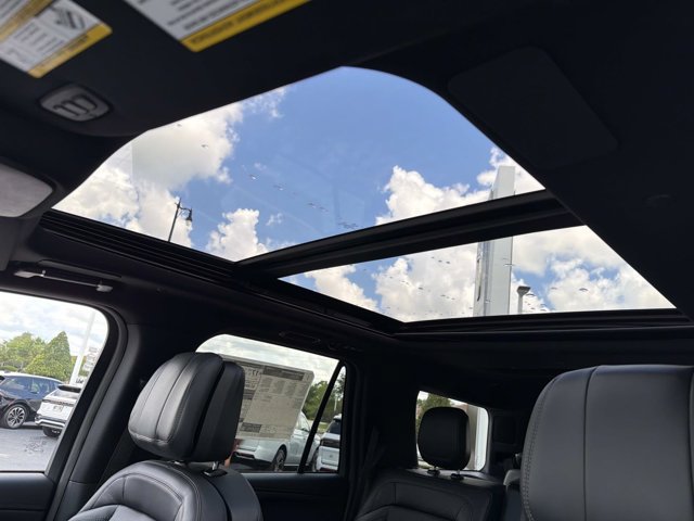 New 2026 Lincoln Navigator Reserve w/ Jet Appearance Package AWD/4WD image 32