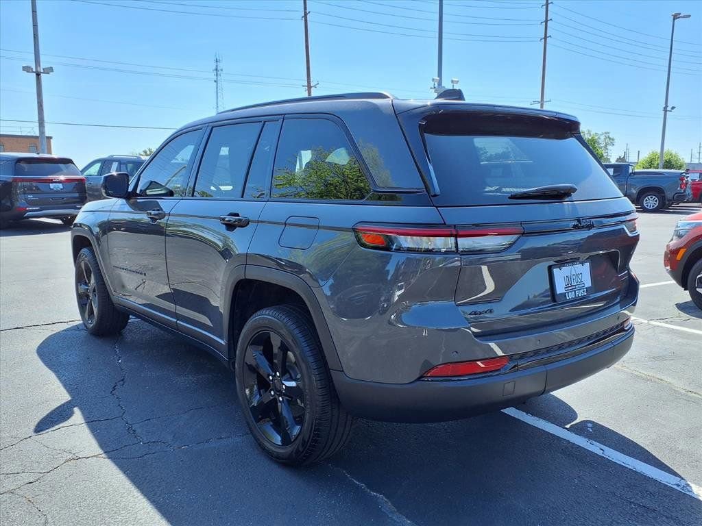 Used 2024 Jeep Grand Cherokee Limited w/ Black Appearance Package AWD/4WD image 2
