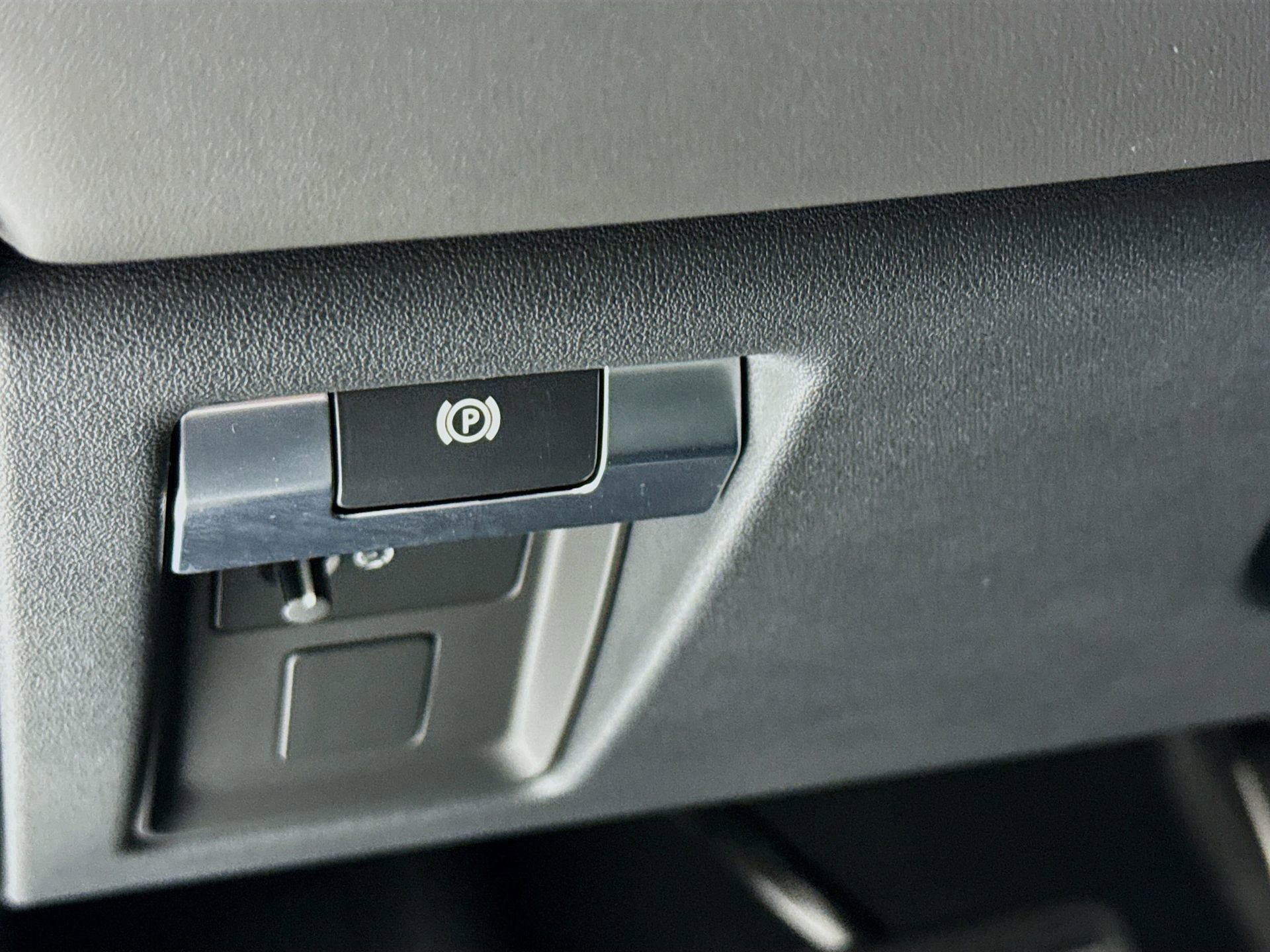 Used 2024 Land Rover Defender 110 Carpathian Edition image 11