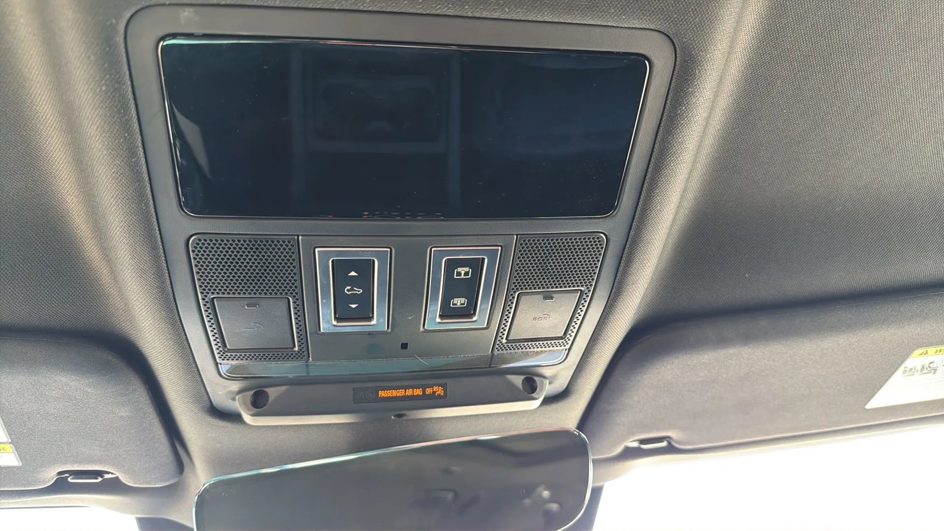 Used 2024 Land Rover Defender 130 X-Dynamic SE image 36