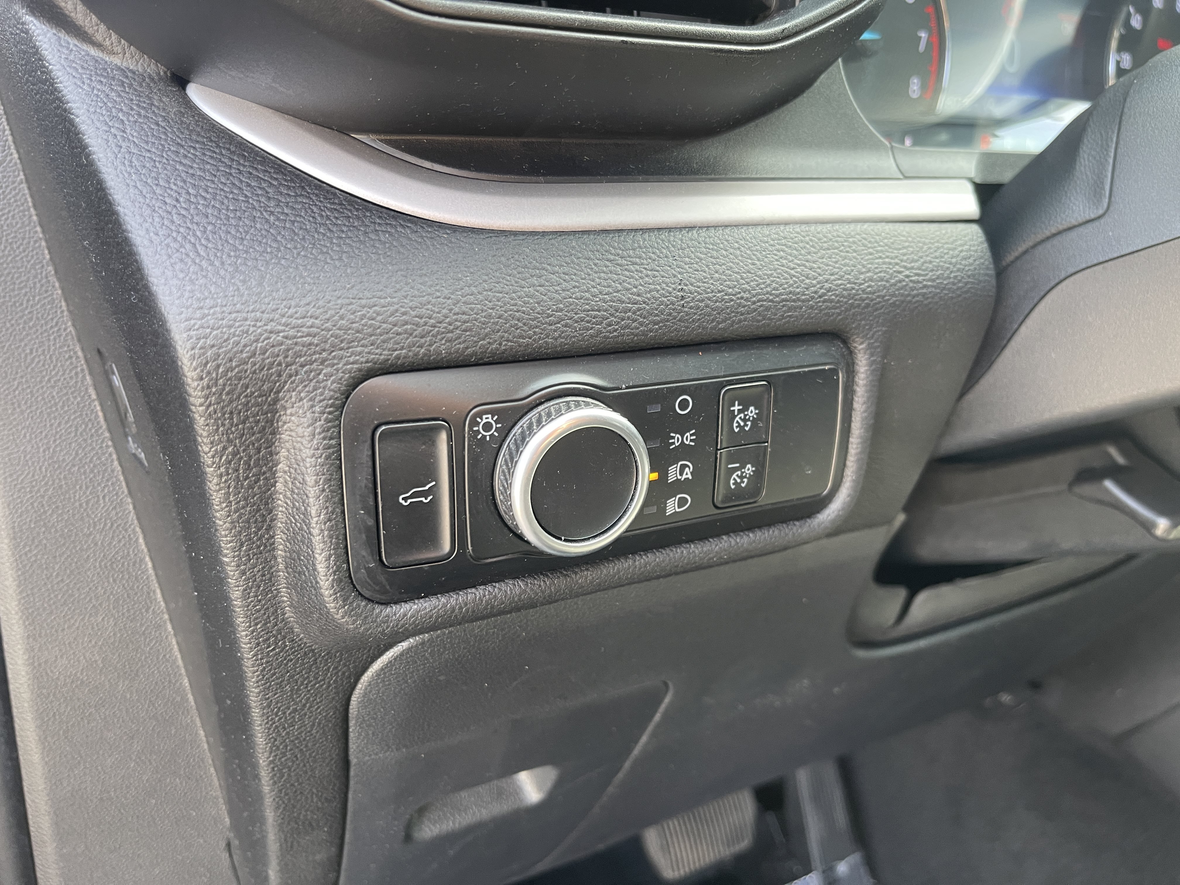 Used 2024 Ford Explorer XLT RWD image 17