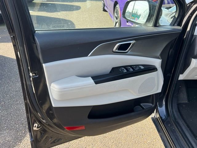 Certified 2024 Kia Carnival LX image 9