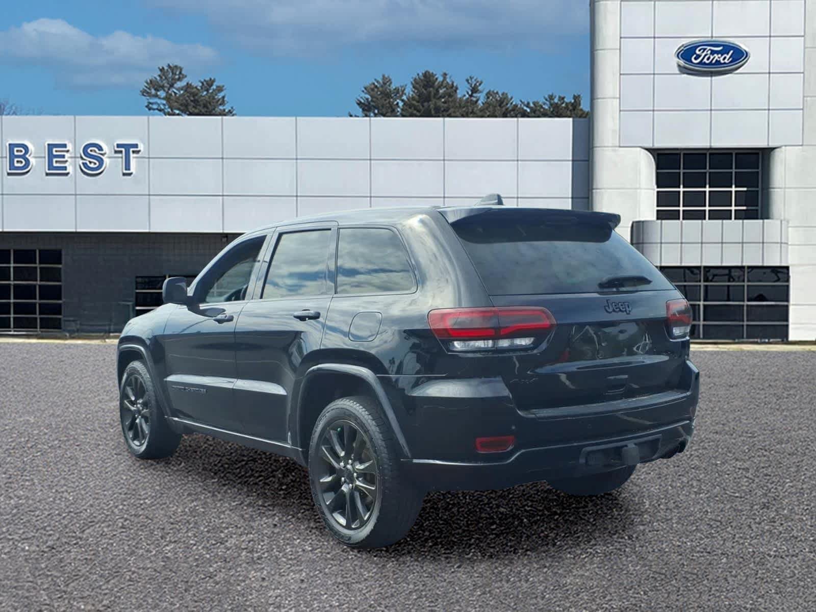 Used 2017 Jeep Grand Cherokee Altitude AWD/4WD image 4