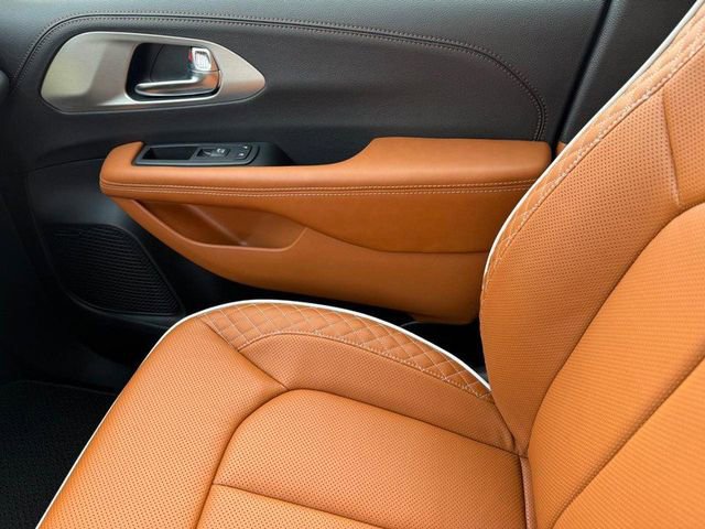 New 2026 Chrysler Pacifica Pinnacle image 30