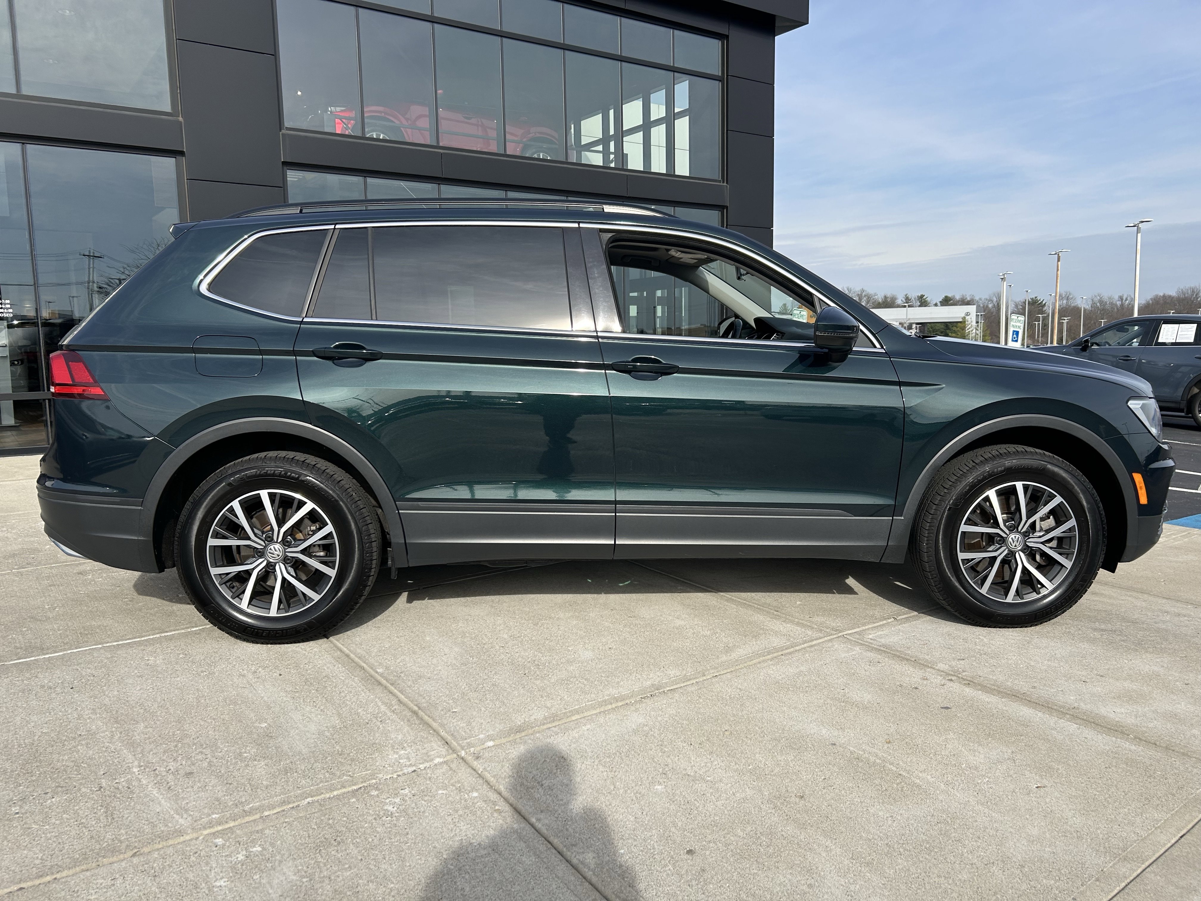 Used 2019 Volkswagen Tiguan SE w/ Panoramic Sunroof Package image 8