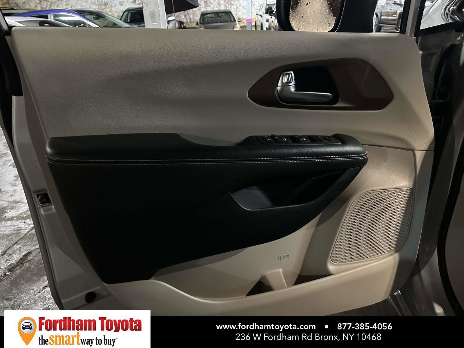 Used 2024 Chrysler Voyager LX image 18