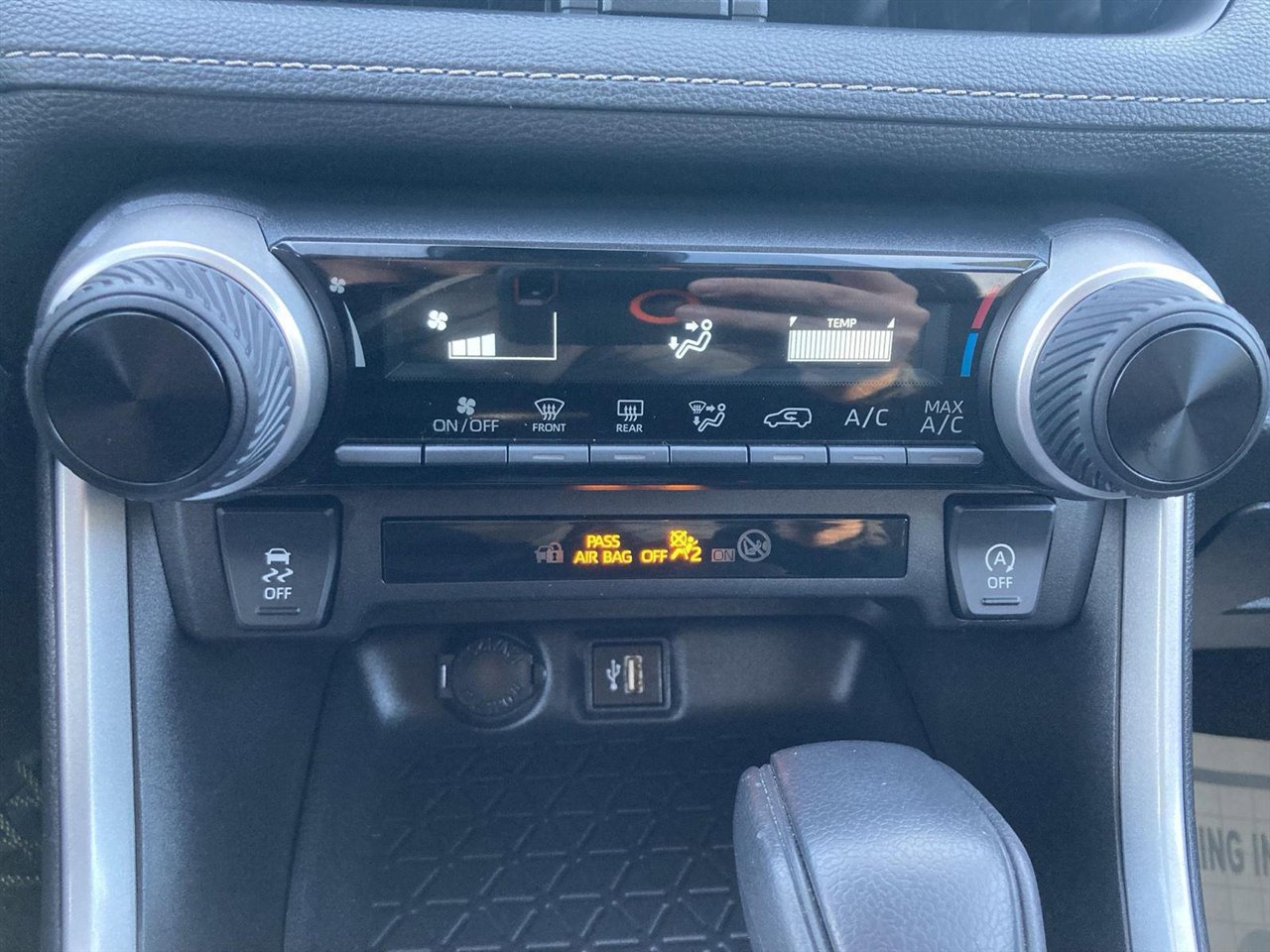 Used 2024 Toyota RAV4 LE image 22