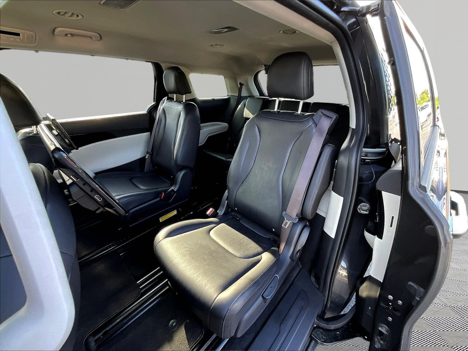 Used 2023 Kia Carnival SX FWD image 22