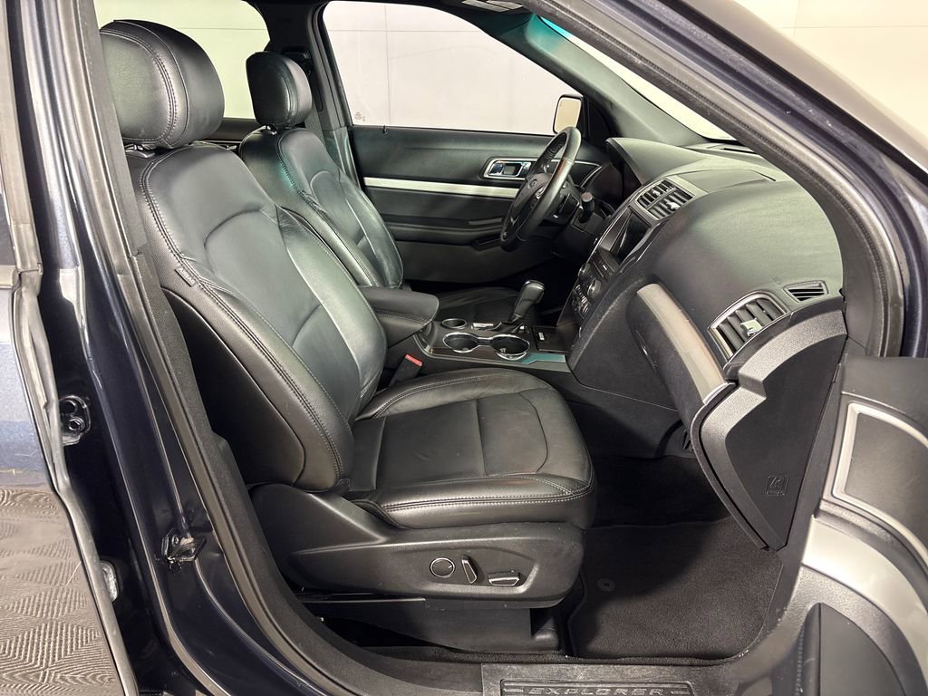 Used 2017 Ford Explorer XLT w/ Equipment Group 202A FWD image 6