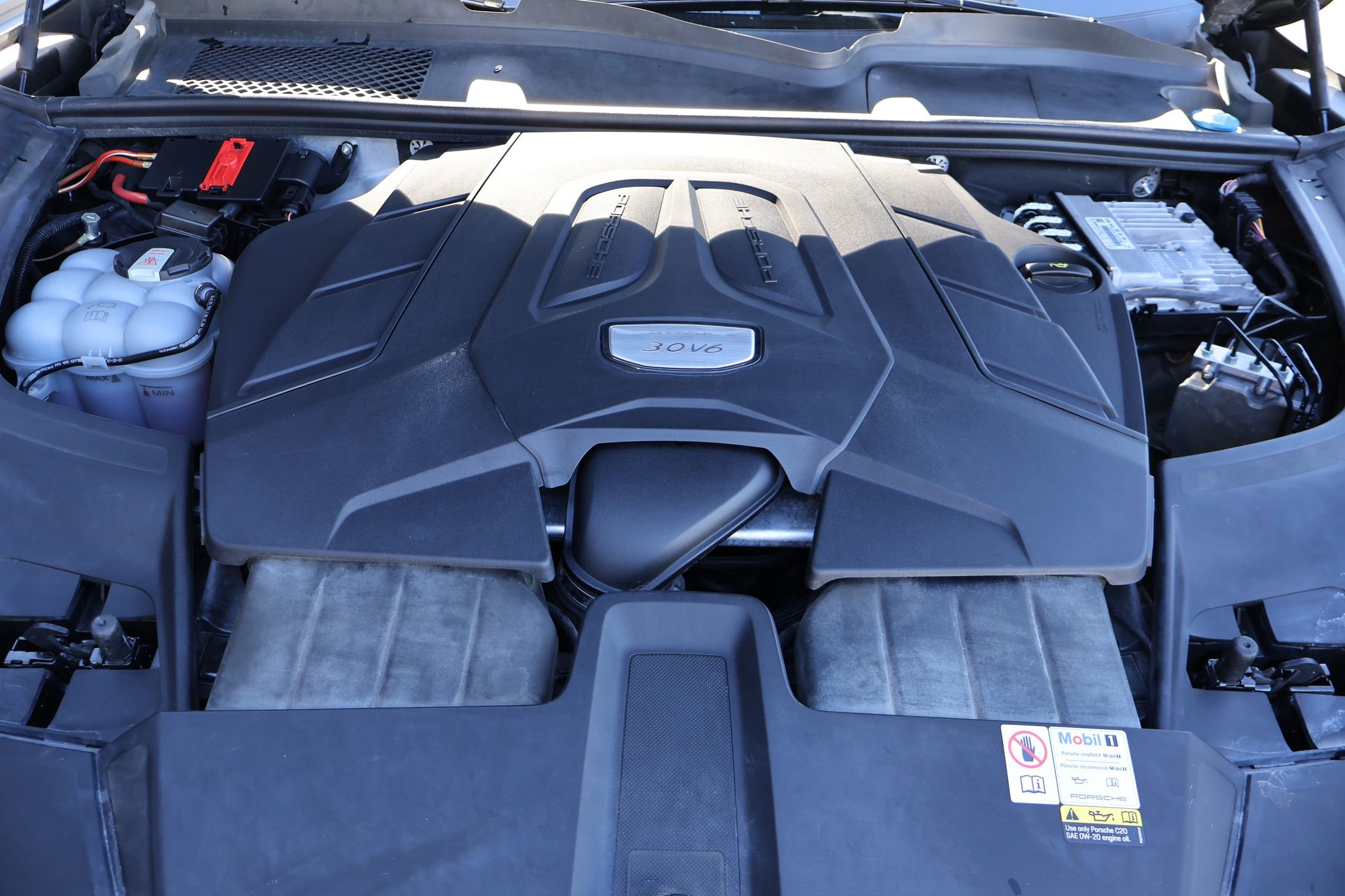 Certified 2023 Porsche Cayenne Platinum Edition image 29