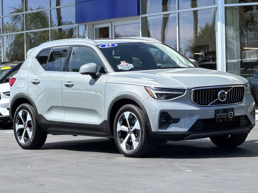 Certified 2025 Volvo XC40 B5 Plus image 7