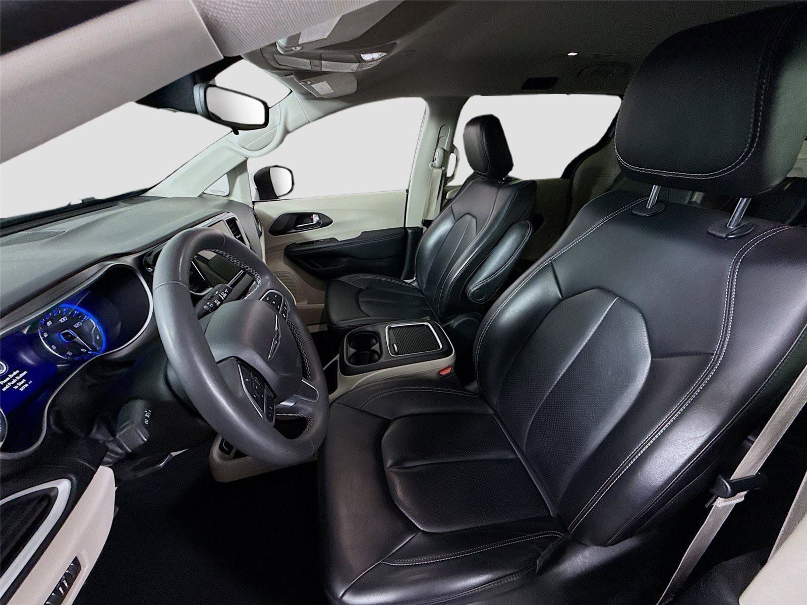 Used 2023 Chrysler Pacifica Touring-L image 14