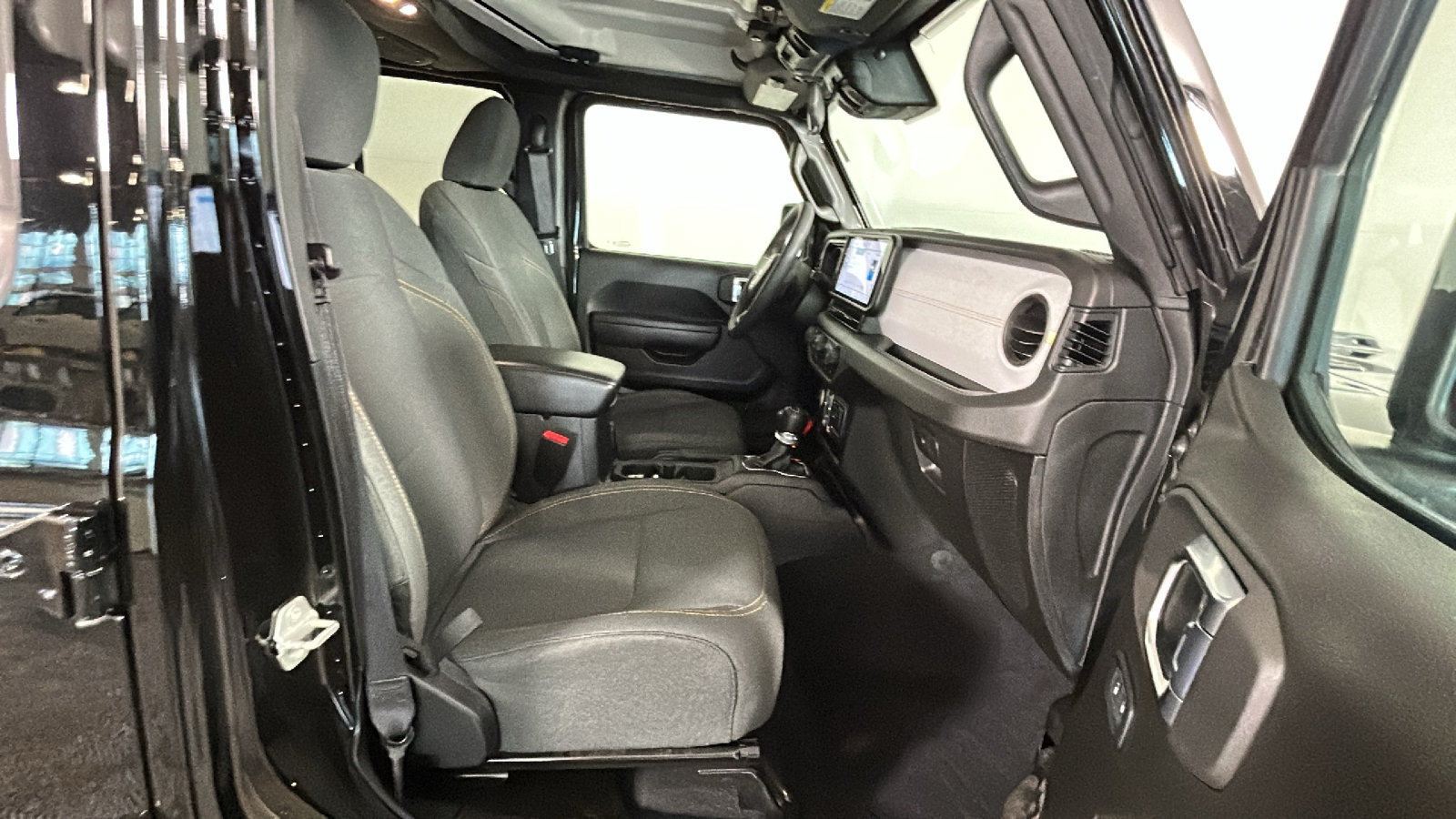 Used 2024 Jeep Wrangler Unlimited w/ Convenience Group AWD/4WD image 34
