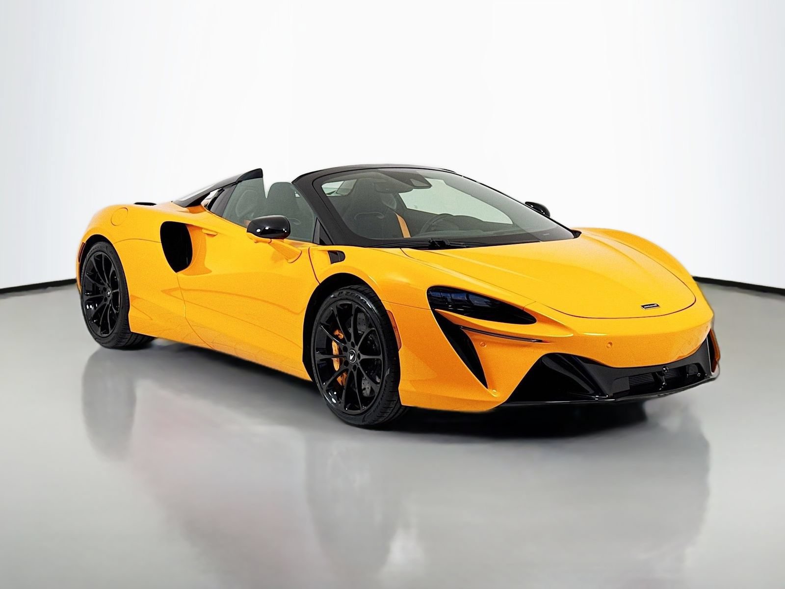 Used 2025 McLaren Artura Spider RWD image 1
