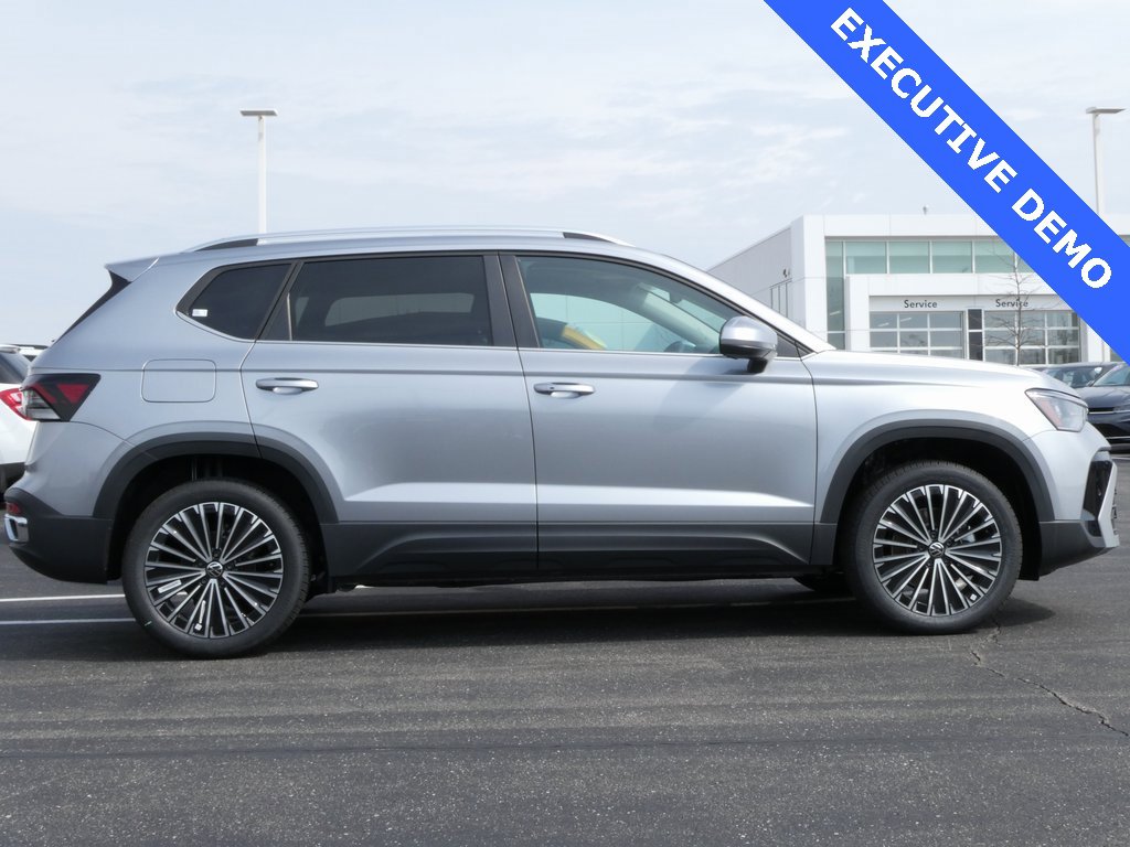 Certified 2025 Volkswagen Taos SE image 2