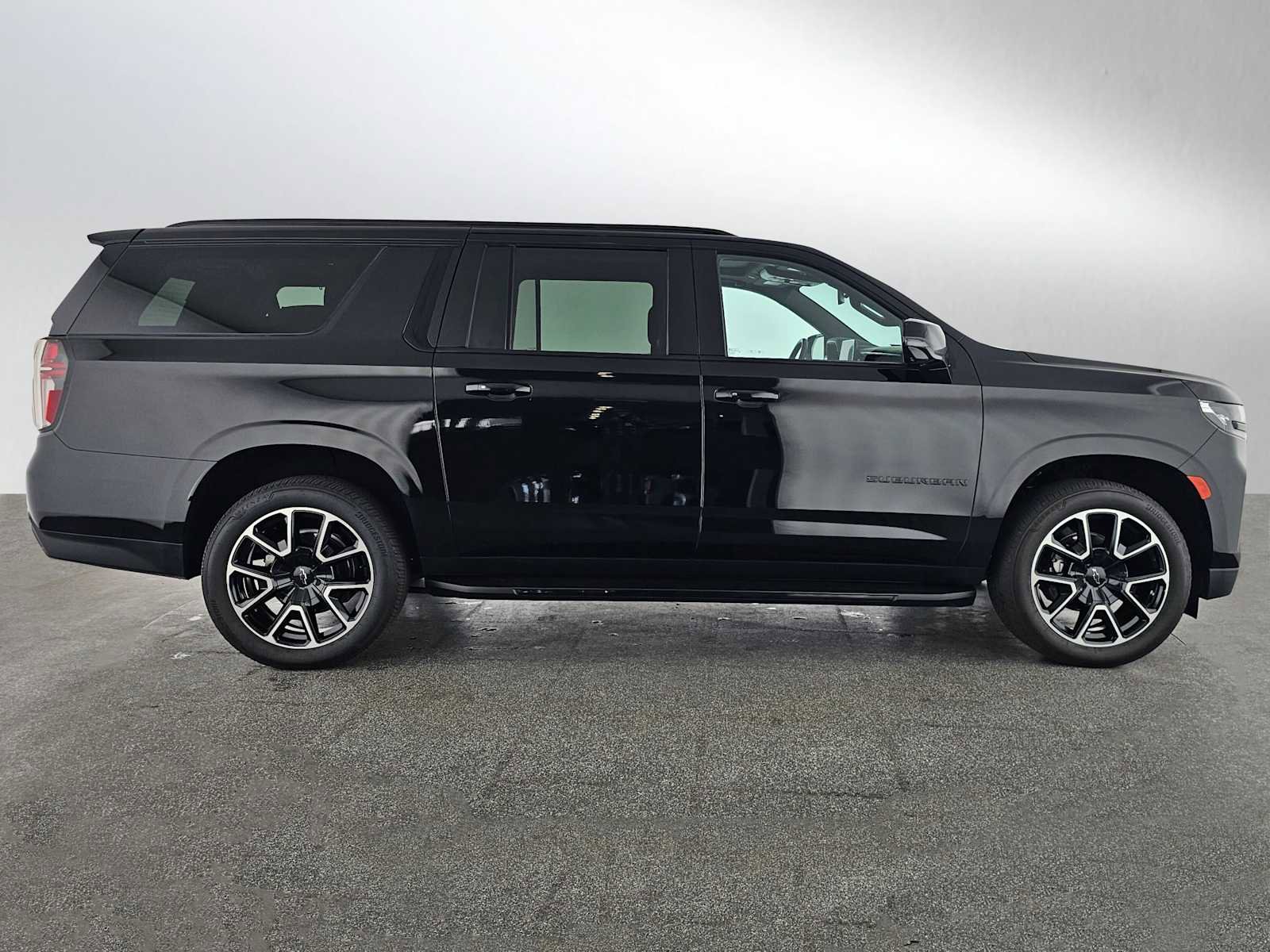Used 2024 Chevrolet Suburban RST w/ Luxury Package image 2