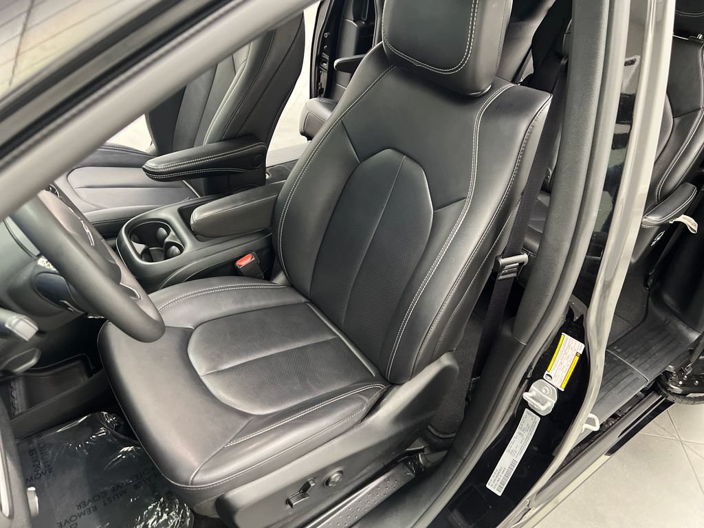 Used 2025 Chrysler Pacifica Select FWD image 11