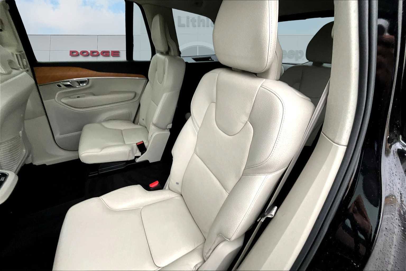 Used 2022 Volvo XC90 T6 Momentum w/ Climate Package image 13