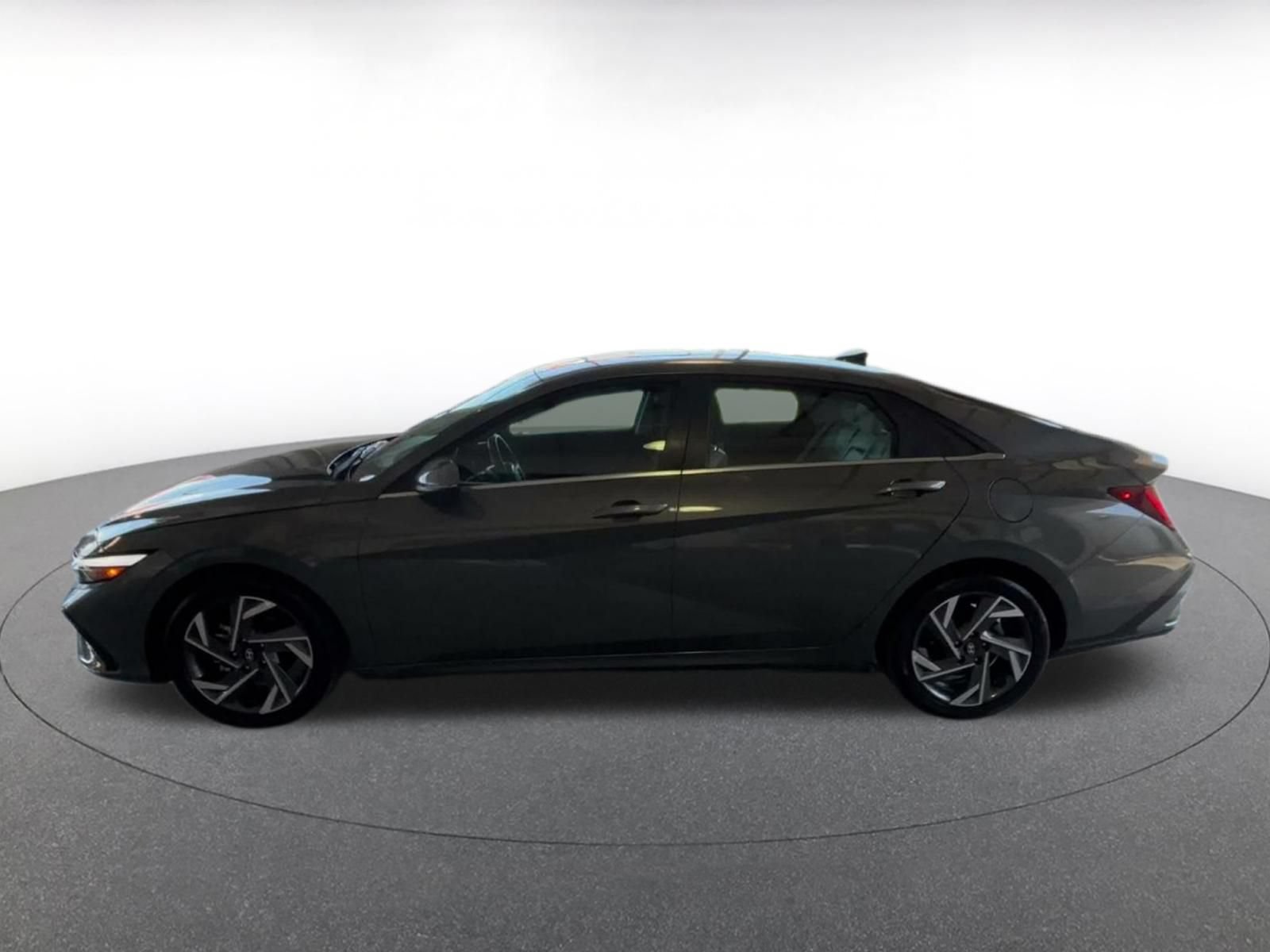 Used 2025 Hyundai Elantra Limited FWD image 7