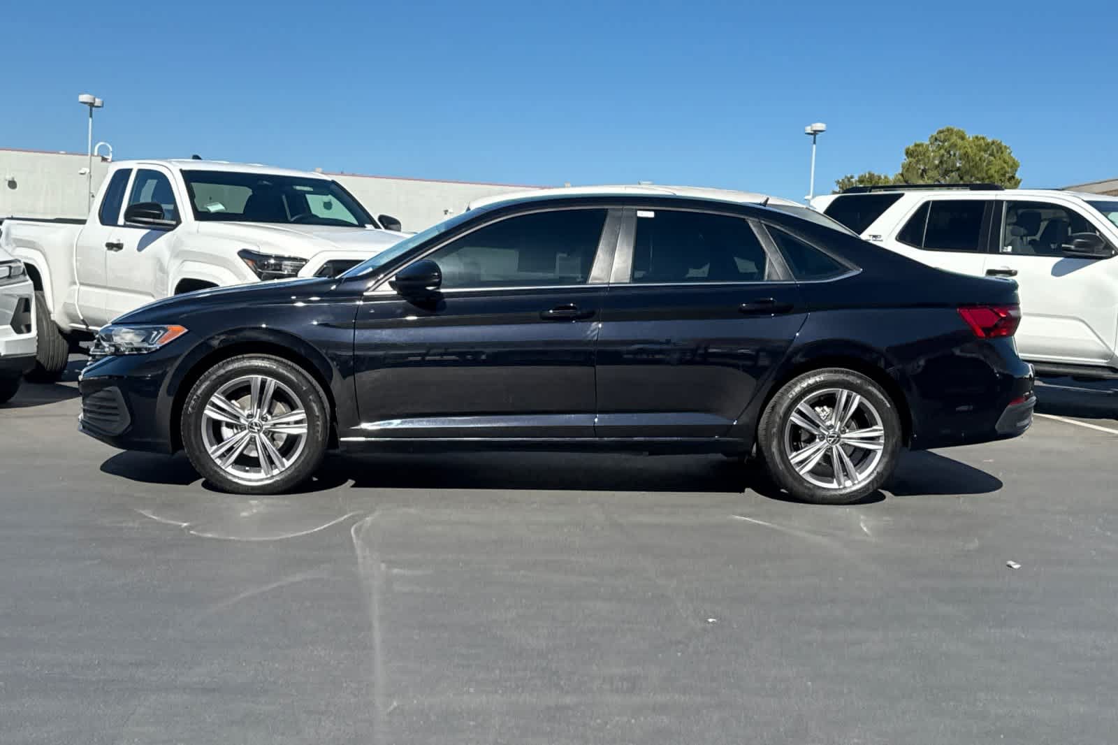 Used 2023 Volkswagen Jetta SE FWD image 9