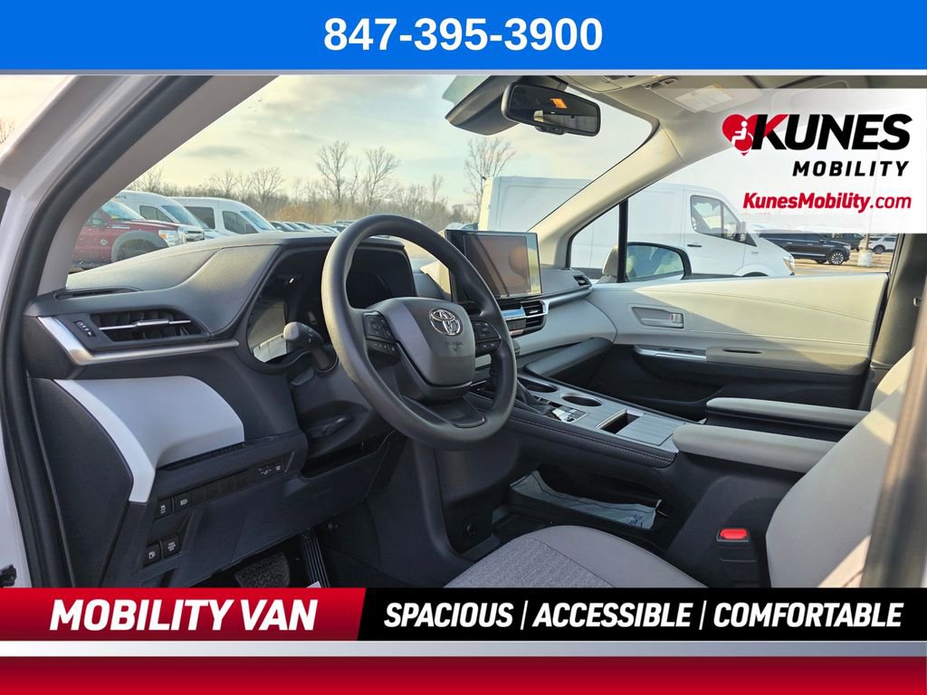 Used 2026 Toyota Sienna LE FWD image 14