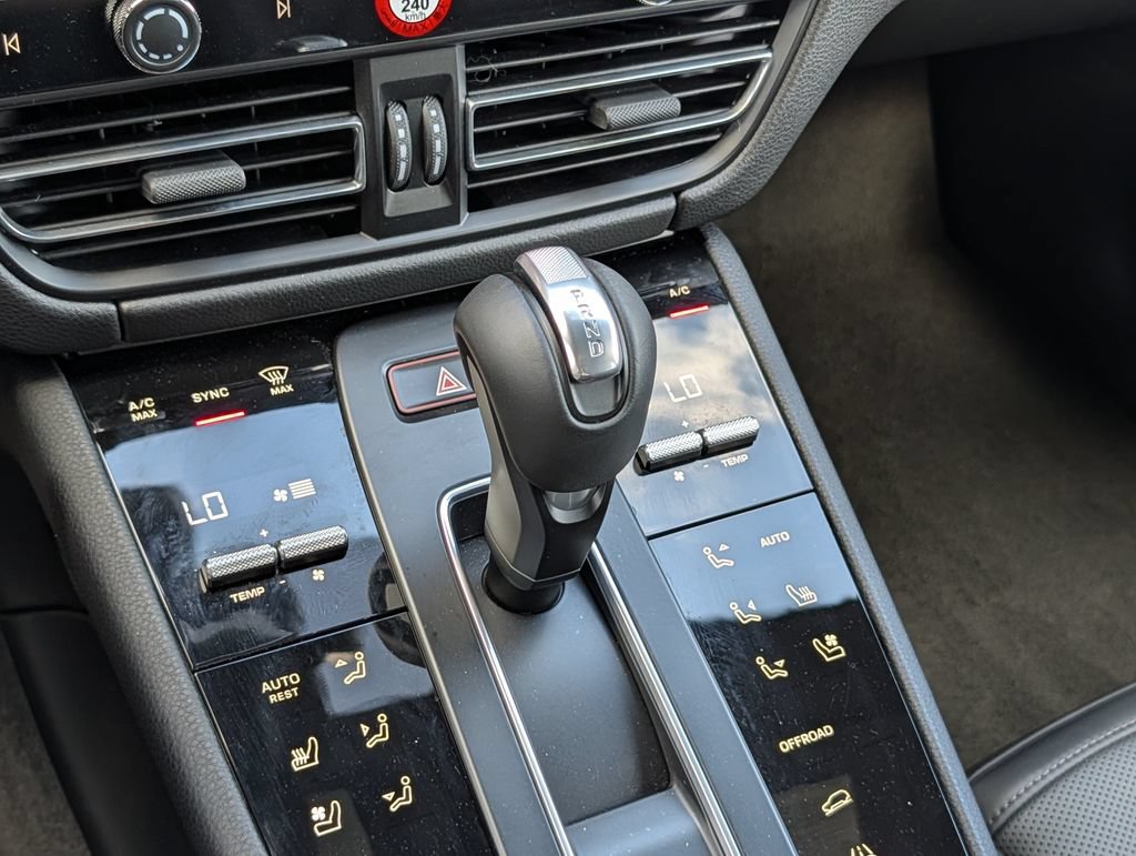 Certified 2025 Porsche Macan AWD/4WD image 27