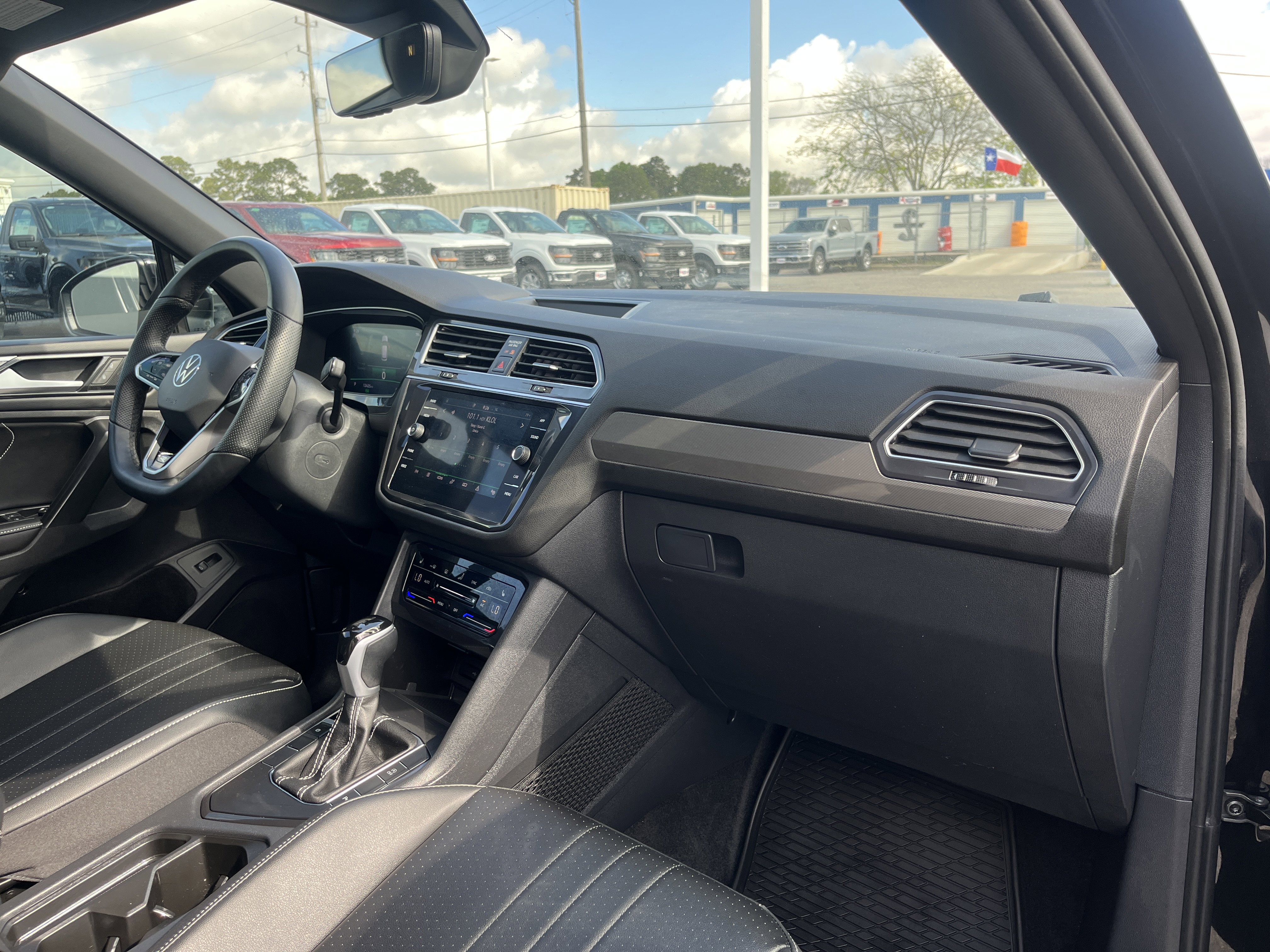 Used 2024 Volkswagen Tiguan SE R-Line image 15