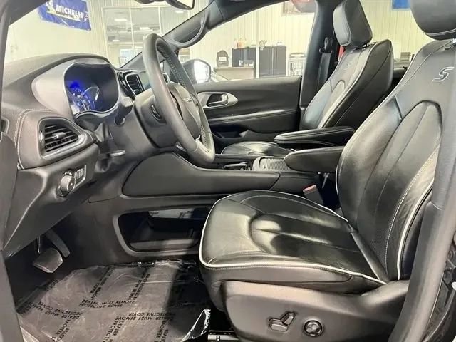 Used 2025 Chrysler Pacifica Limited FWD image 11