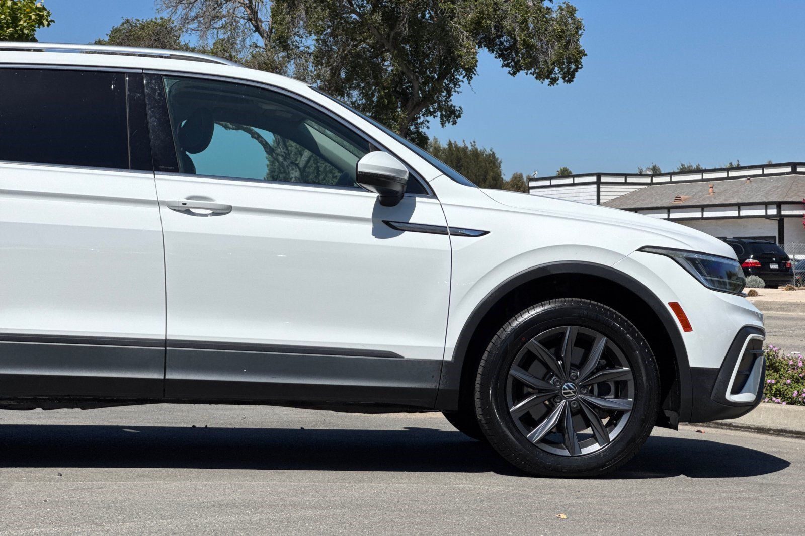 Used 2022 Volkswagen Tiguan SE AWD/4WD image 34