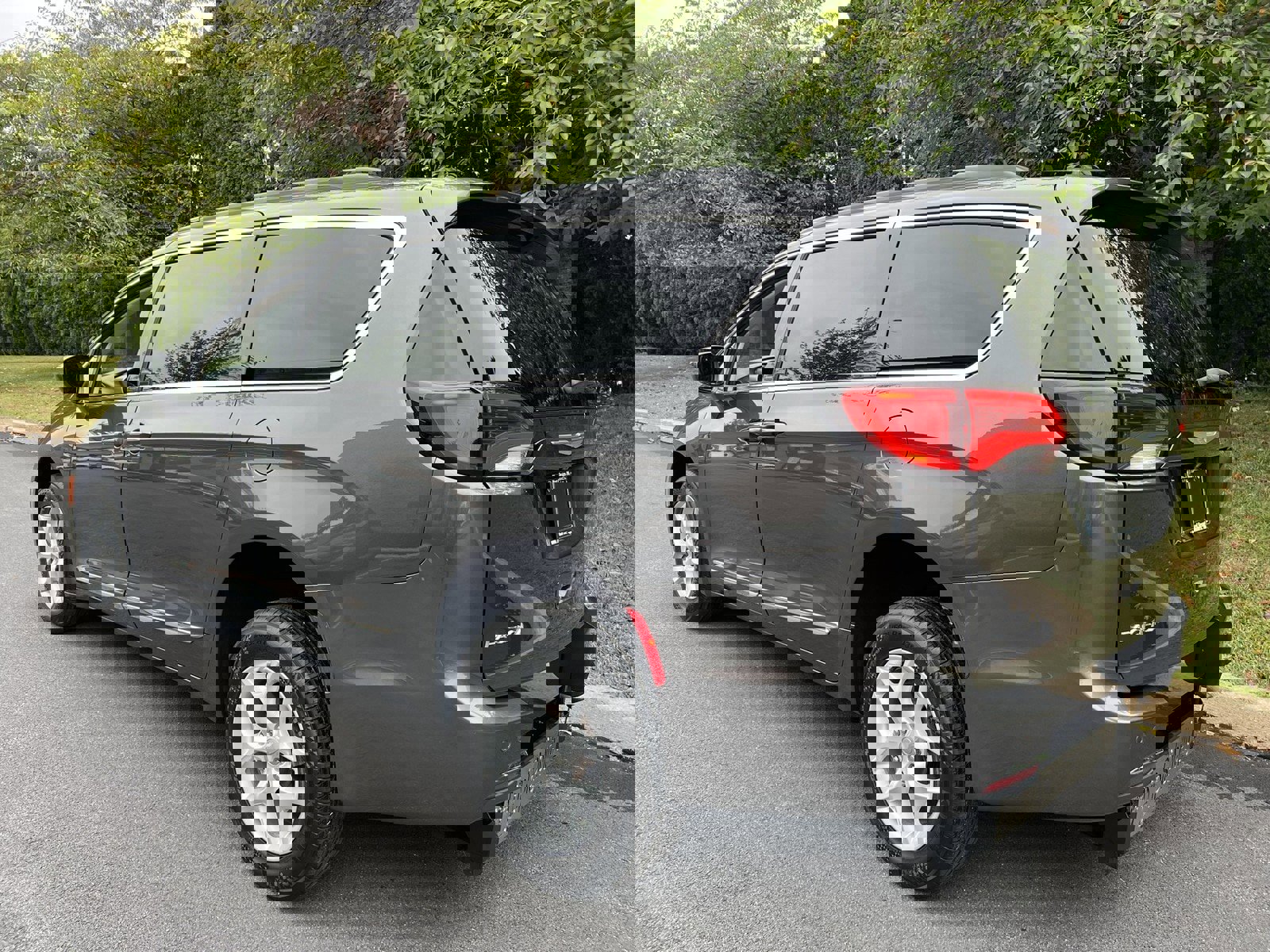 Used 2017 Chrysler Pacifica Touring-L w/ Tire & Wheel Group image 38