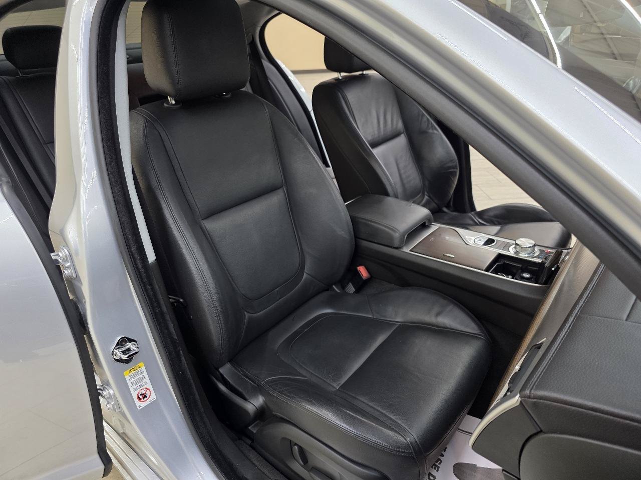 Used 2014 Jaguar XF RWD image 19