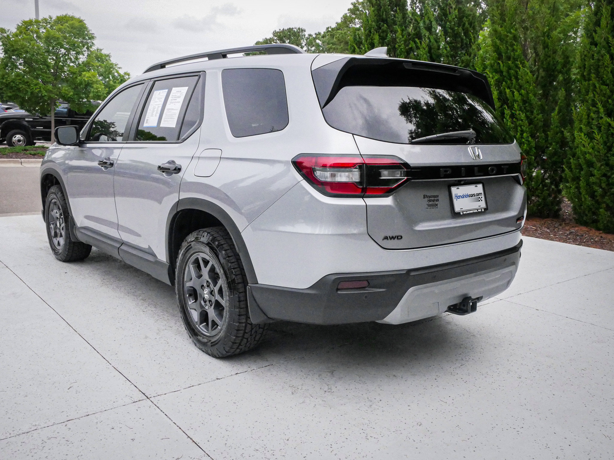 Used 2025 Honda Pilot TrailSport image 8