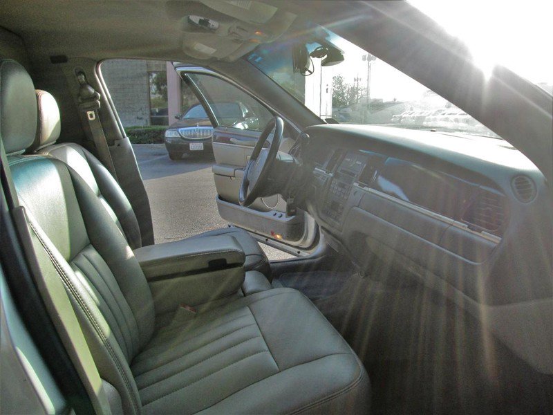 Used 2009 Lincoln Town Car Executive image 30