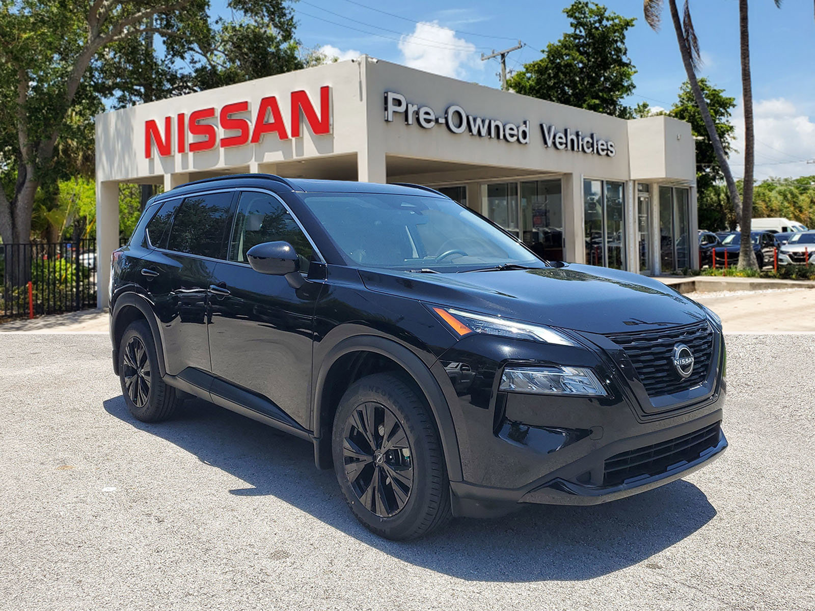 Used 2023 Nissan Rogue SV w/ SV Premium B Package image 3