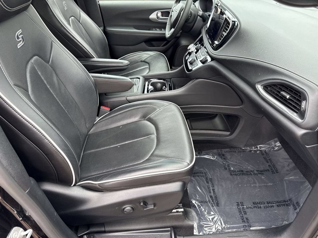 Used 2025 Chrysler Pacifica Limited FWD image 32