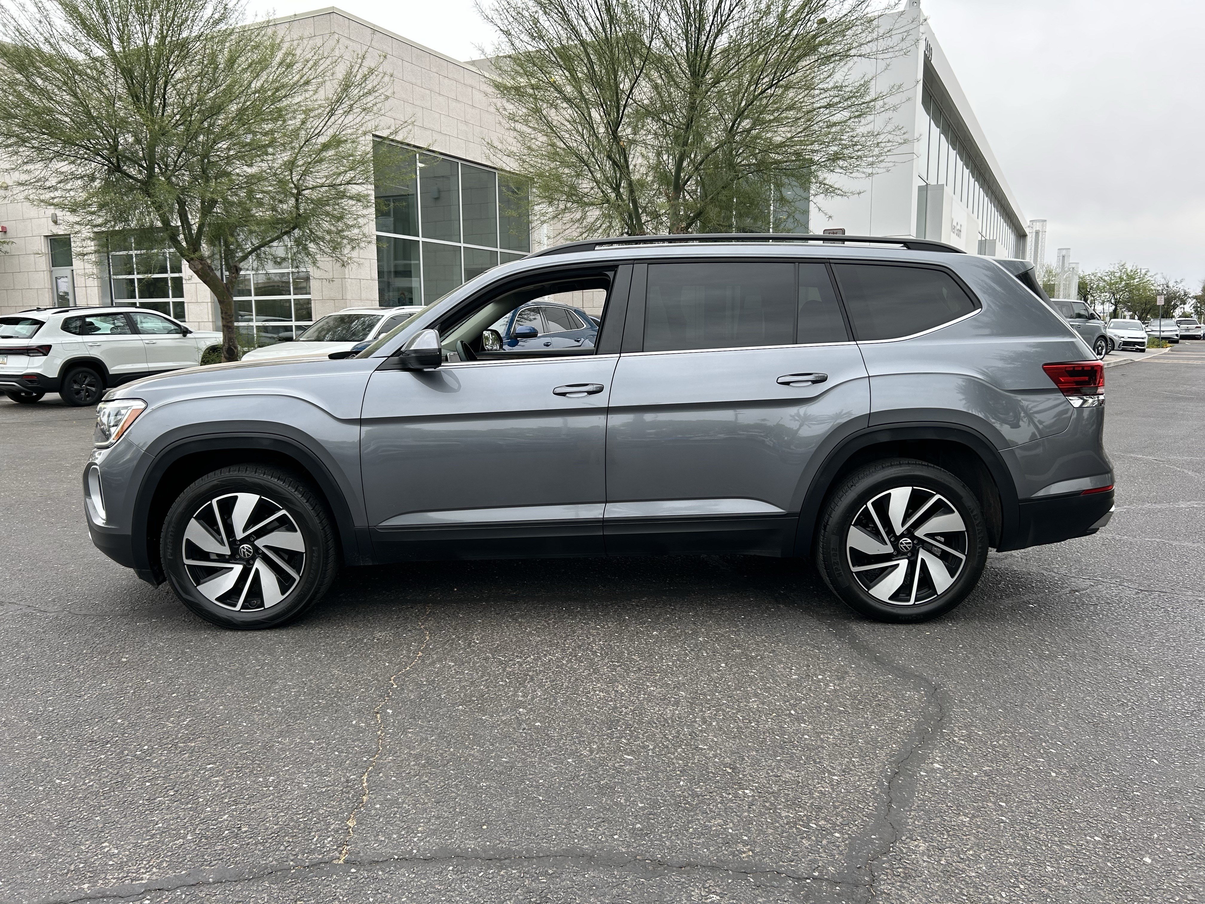 Used 2024 Volkswagen Atlas SE AWD/4WD image 2