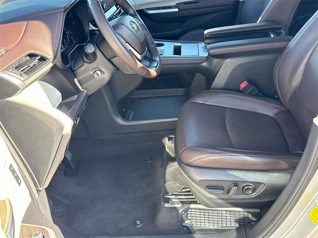 Certified 2023 Toyota Sienna Platinum image 27