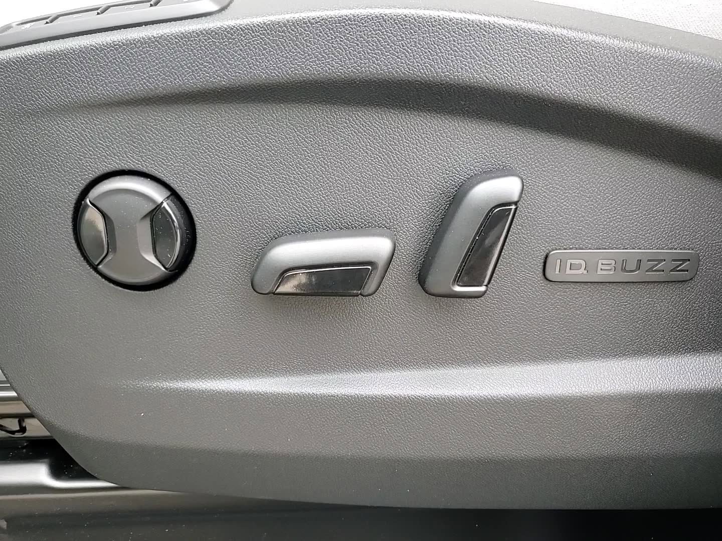 New 2025 Volkswagen ID. Buzz 1st Edition image 16