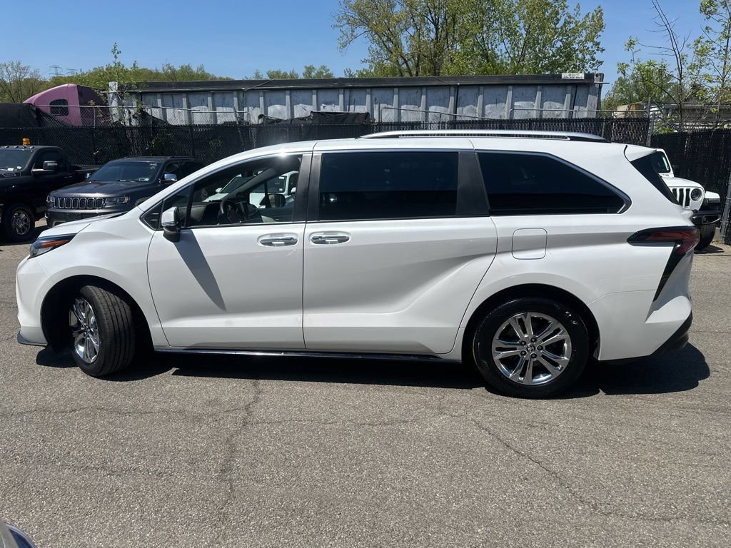 Used 2023 Toyota Sienna Platinum AWD/4WD image 10