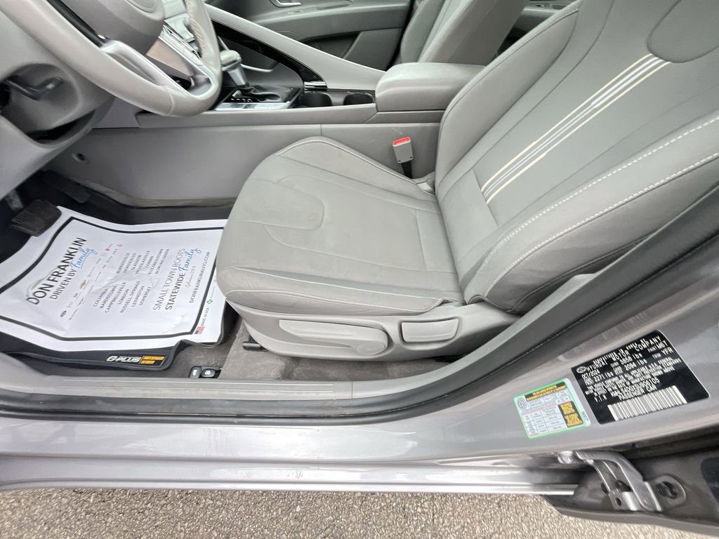 Used 2025 Hyundai Elantra SEL FWD image 12