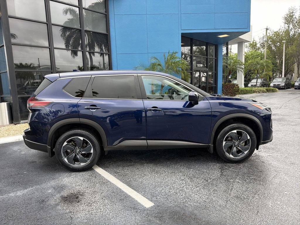 Used 2024 Nissan Rogue SV FWD image 9