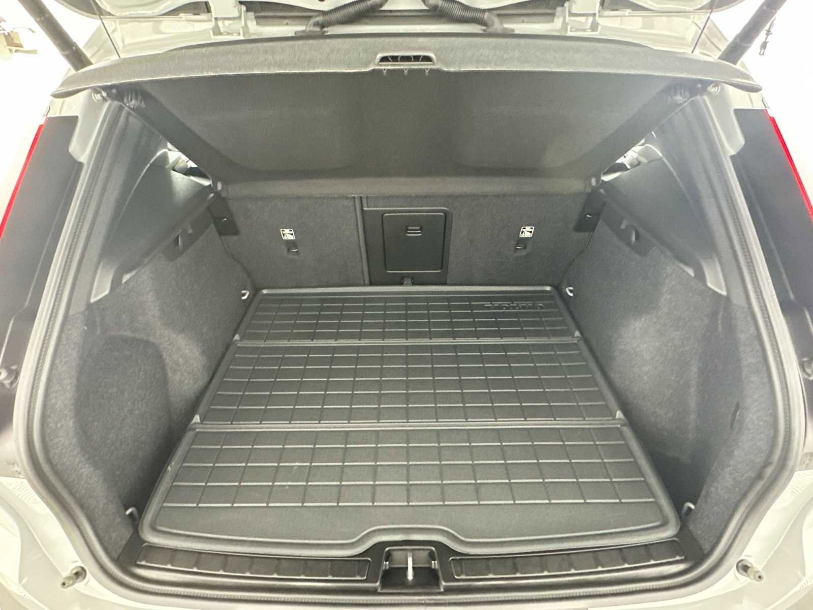 Used 2025 Volvo XC40 B5 Core w/ Protection Package Premier image 25