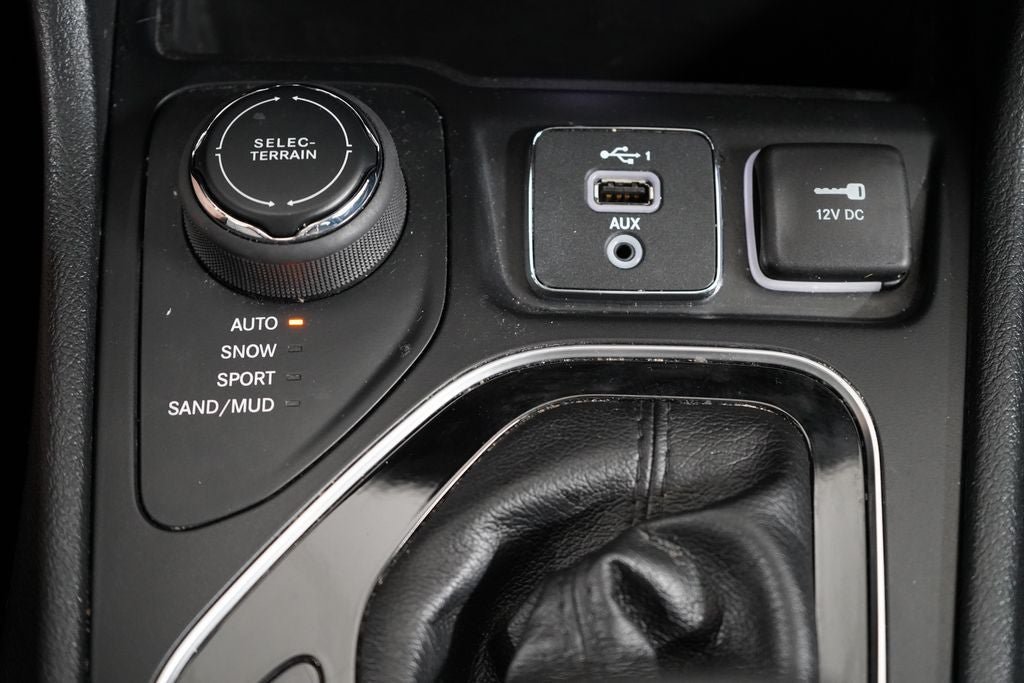 Used 2019 Jeep Cherokee Limited w/ Luxury Group AWD/4WD image 30