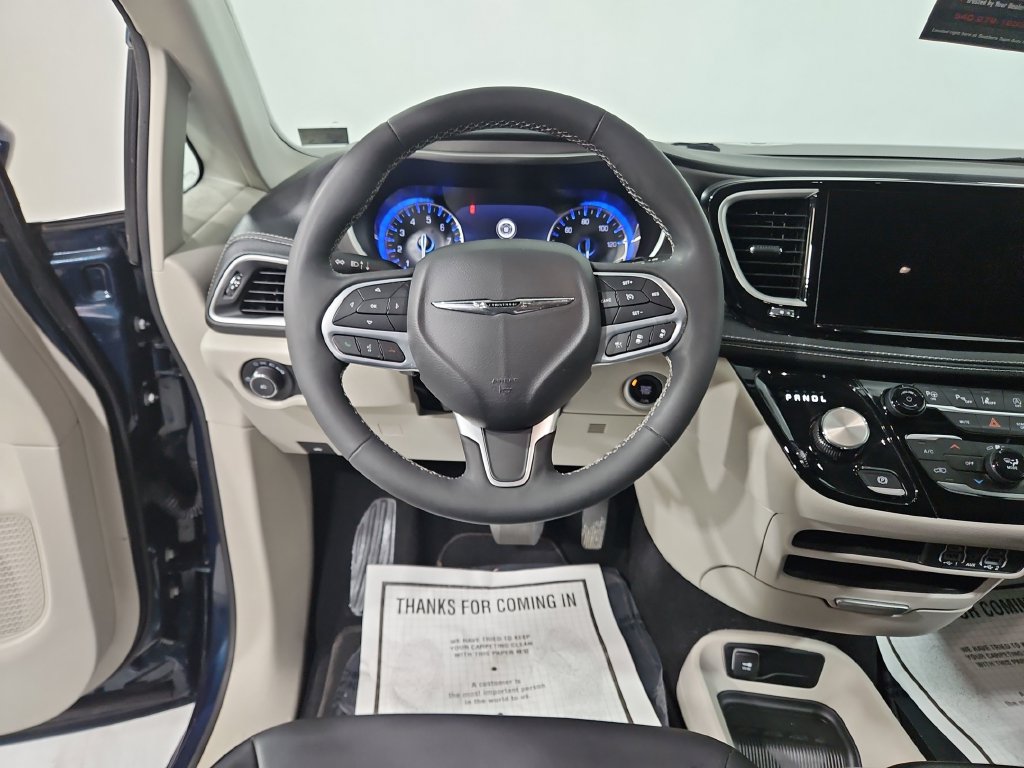Used 2023 Chrysler Pacifica Touring-L AWD/4WD image 14