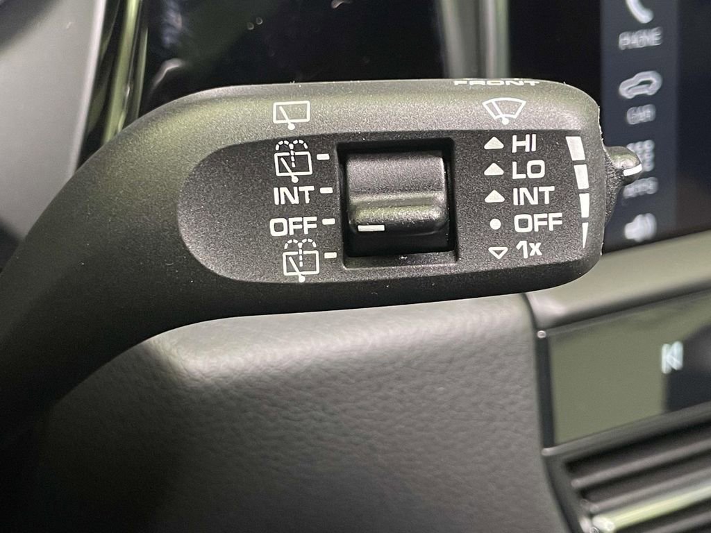 Certified 2025 Porsche Macan AWD/4WD image 43