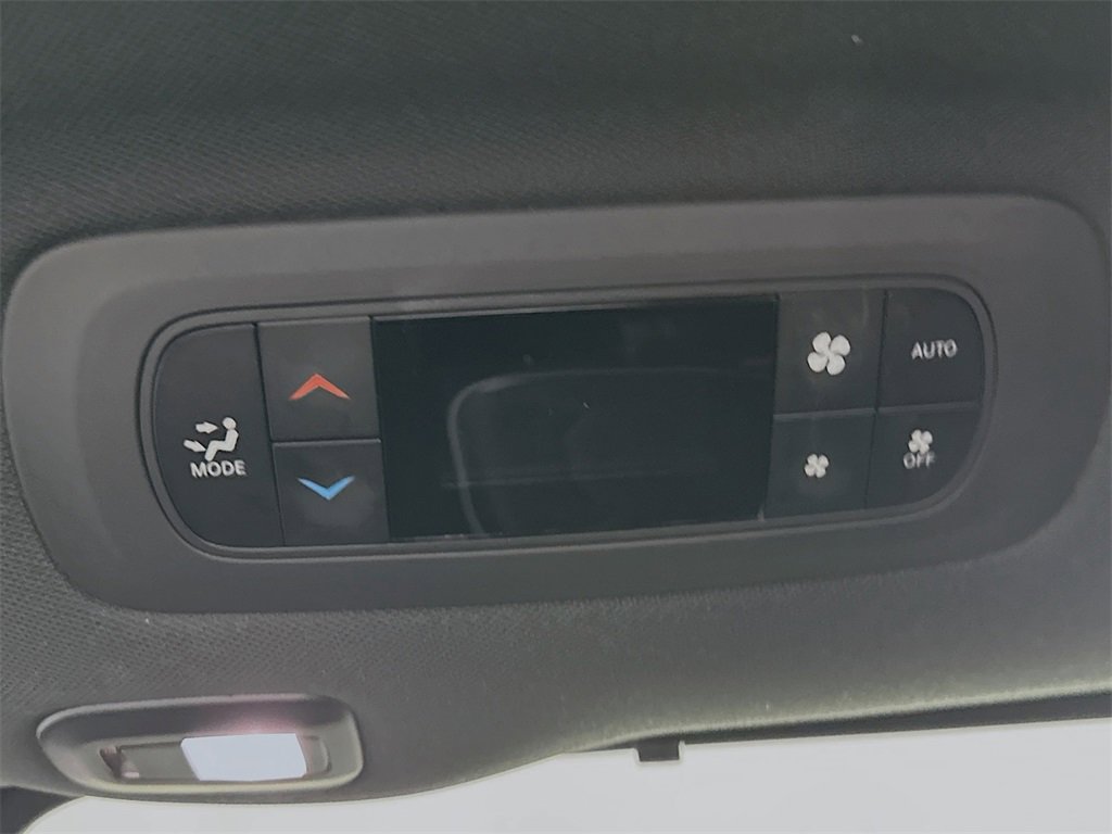 Used 2025 Chrysler Pacifica Limited image 28