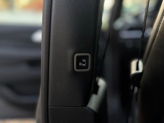 Used 2025 Chrysler Pacifica Limited image 26