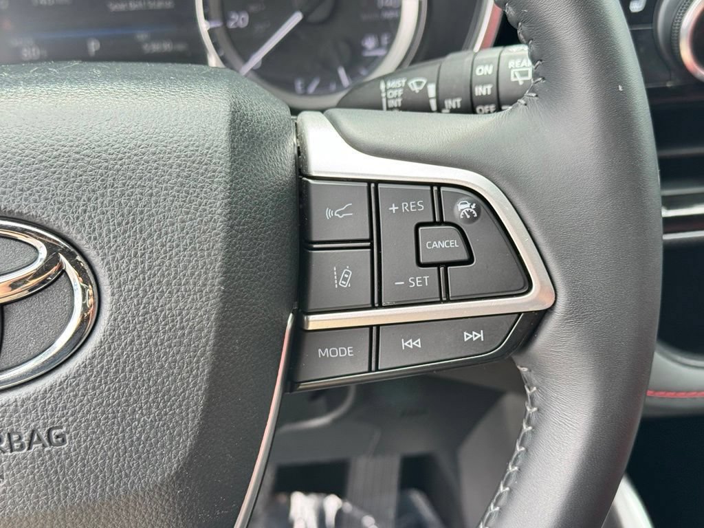 Used 2023 Toyota Highlander XSE FWD image 12