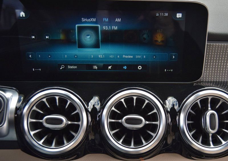 Used 2021 Mercedes-Benz GLB 250 4MATIC w/ Premium Package image 25