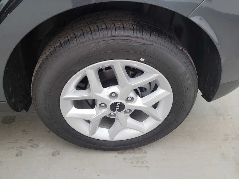 Used 2025 Kia Soul LX w/ LX Technology Package FWD image 31